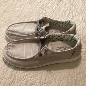 Hey Dude Sparkling Pearl Grey Women’s Size 11 GUC